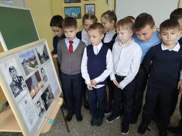 В #НОШ2 организована выставка картин, посвященная землякам - Героям войны : Фото №