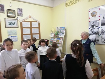 Второклассники посетили выставку в школьной библиотеке : Фото №