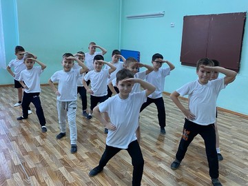 Ребята из 1В класса учатся азам танцевального искусства : Фото №