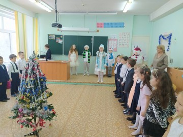 Выпускники организовали новогодний праздник для первоклассников : Фото №