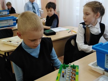 Учащиеся 2 «Т» класса конструировали свою любимую профессию на занятии «Лего. Развитие речи» : Фото №