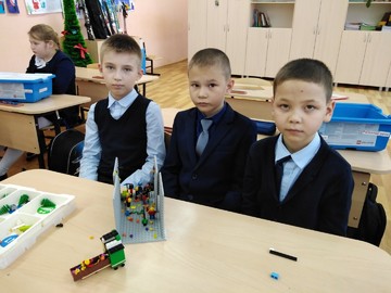 Учащиеся 2 «Т» класса конструировали свою любимую профессию на занятии «Лего. Развитие речи» : Фото №