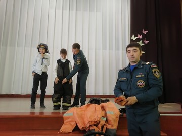 Всероссийский открытый урок ОБЖ провели сотрудники первой пожарно-спасательной части : Фото №