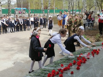 Ученики #НОШ2 возложили цветы к стеле, посвященной воинам, павшим на полях сражений : Фото №