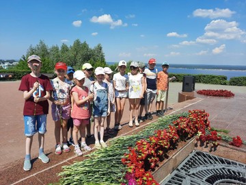 Ребята из пришкольного лагеря возложили цветы к Монументу воинской славы : Фото №