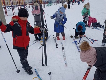 Первоклассники #НОШ2 встали на лыжи : Фото №