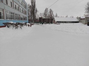 Уборка школьной территории от снежных заносов : Фото №