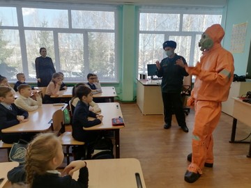 Сотрудники пожарно-спасательной части №1 провели с учениками #НОШ2 Всероссийский открытый урок ОБЖ : Фото №