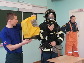 Сотрудники пожарно-спасательной части №1 провели с учениками #НОШ2 Всероссийский открытый урок ОБЖ : Фото №