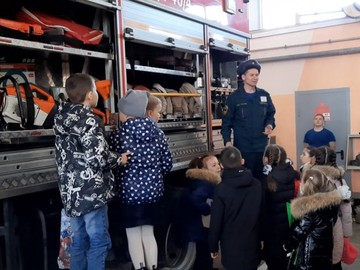 Ребята из 1Д класса побывали на экскурсии в 1 пожарно-спасательной части : Фото №