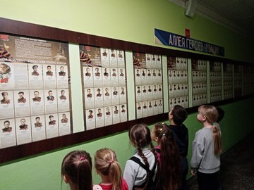 Ученики 1Л класса посетили школьный музейный уголок «Аллея Героев Чувашии» : Фото №