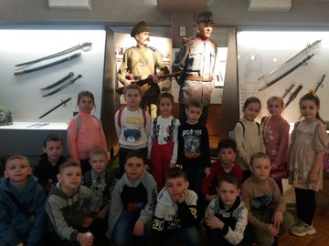 Ученики 1П класса на экскурсии в музее Василия Чапаева : Фото №