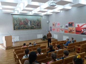 Ученики 1П класса на экскурсии в музее Василия Чапаева : Фото №