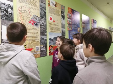 В школьном музейном уголке «Аллея Героев Чувашии» состоялась экскурсия для учеников 4М класса : Фото №