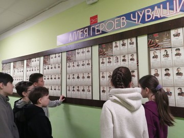 В школьном музейном уголке «Аллея Героев Чувашии» состоялась экскурсия для учеников 4М класса : Фото №
