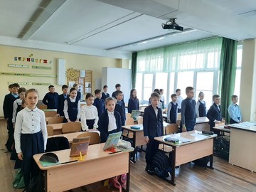 В рамках муниципального проекта «Родина у нас одна» ученики #НОШ2 исполняют гимн России : Фото №