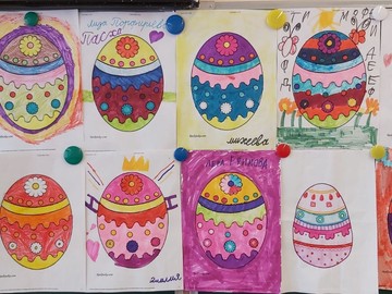 На уроке изобразительного искусства первоклассники расписали пасхальные яйца : Фото №