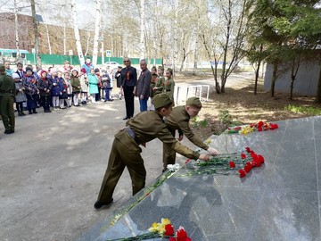 Ученики #НОШ2 возложили цветы к стеле в память о воинах, павших на полях сражений : Фото №