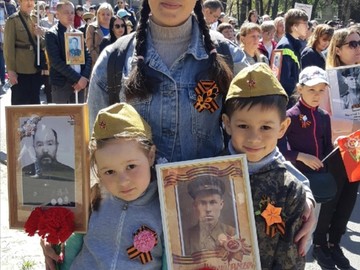 Педагоги #НОШ2, ученики и их родители присоединились к акции «Бессмертный полк» : Фото №