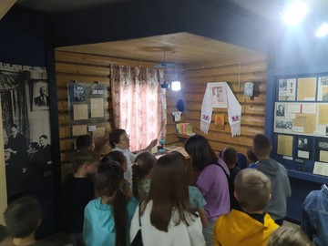 Ребята из онлайн-лагеря «Страна чудес» отметили Пушкинский день в Литературном музее : Фото №