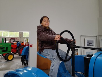 Выпускники посетили Музей истории трактора : Фото №
