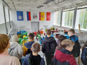 Выпускники посетили Музей истории трактора : Фото №