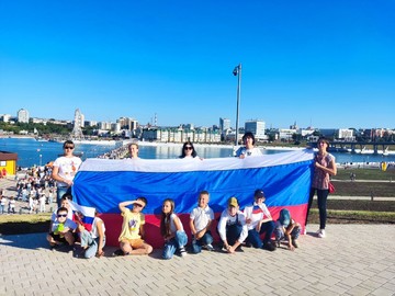 #НОШ2 поднимает флаг России на фоне чебоксарских достопримечательностей : Фото №