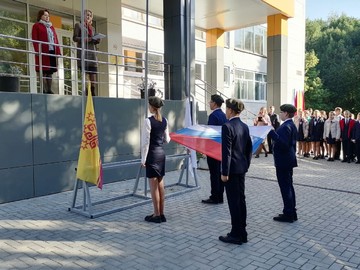 Новая учебная неделя стартовала с церемонии поднятия флагов и исполнения гимнов РФ и ЧР : Фото №