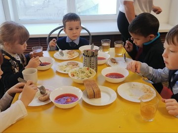 Родители первоклассников проверили, как организовано горячее питание детей : Фото №