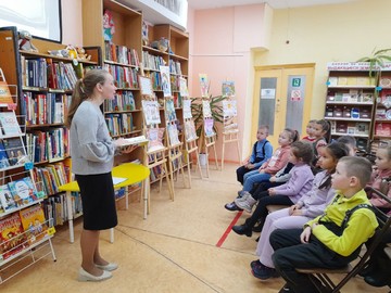 В первый день каникул ребята из 1Л класса #НОШ2 посетили Центр семейного чтения - библиотеку им. М. Шумилова : Фото №