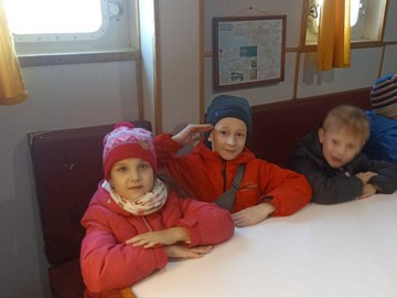 Юные краеведы 1А класса отправились на пограничный сторожевой корабль «Чебоксары» : Фото №