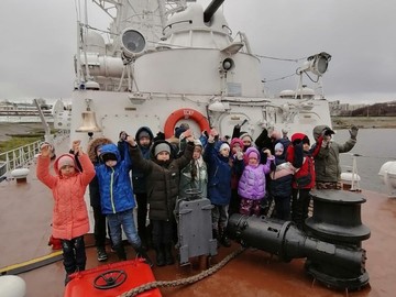 Юные краеведы 2А класса посетили пограничный сторожевой корабль «Чебоксары» : Фото №