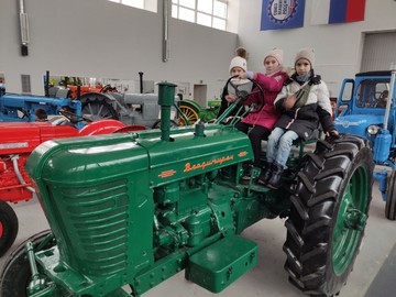 Ученики 3В класса в научно-техническом музее истории трактора : Фото №