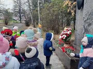 Первоклассники возложили цветы к памятнику сотрудникам полиции, погибшим при исполнении служебных обязанностей : Фото №