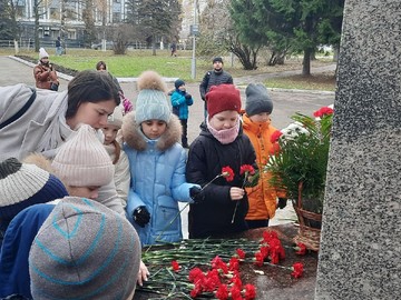 Первоклассники возложили цветы к памятнику сотрудникам полиции, погибшим при исполнении служебных обязанностей : Фото №