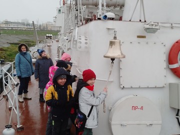 Юные краеведы из 2Д класса посетили сторожевой корабль «Чебоксары» : Фото №