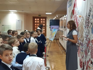 Юные краеведы из 3Л класса посетили уникальную выставку «Вышитая карта России» : Фото №