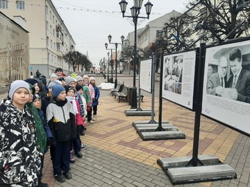 Юные краеведы из 4П класса на экскурсии по исторической части города : Фото №