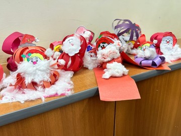 На уроке технологии ученики 1И класса смастерили подарки Деду Морозу : Фото №
