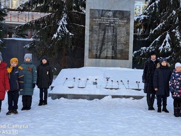 В День Героев Отечества активисты #НОШ2 возложили цветы : Фото №