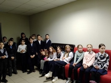 Ученики 4-ых классов на экскурсии в кинотеатре «Три пингвина» : Фото №