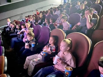 Ученики 1П класса начали свои каникулы в кинотеатре «Синема 5» : Фото №