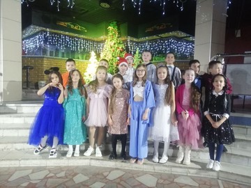 Ученики #НОШ2 на театрализованном представлении «Новогоднее Зазеркалье» : Фото №