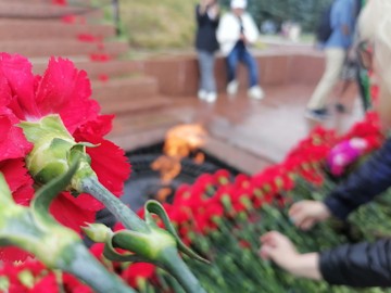 Администрация #НОШ2 возложила цветы к Монументу воинской славы в Мемориальном комплексе «Победа» : Фото №