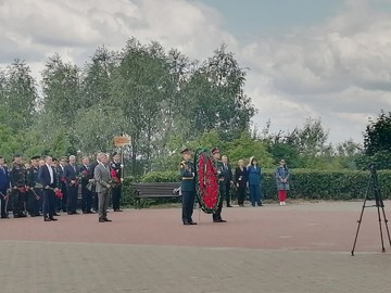Администрация #НОШ2 возложила цветы к Монументу воинской славы в Мемориальном комплексе «Победа» : Фото №