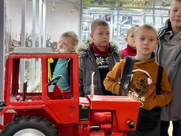 Первоклассники в Музее истории трактора : Фото №