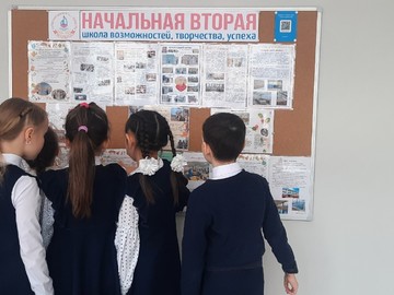 Юнкоры школьного медиацентра выпустили первый номер настенной газеты : Фото №