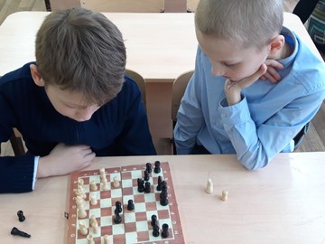Соревнования по шахматам продолжаются : Фото №