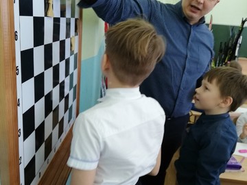Представитель Совета отцов школы провел во 2М классе классный час по игре в шахматы : Фото №