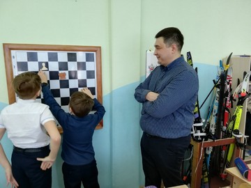 Представитель Совета отцов школы провел во 2М классе классный час по игре в шахматы : Фото №